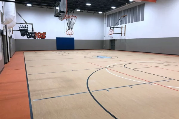 Sol sportif haute performance par Solpro Flooring Solutions pour terrains modernes